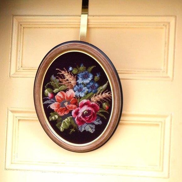 VINTAGE  *** NEEDLEPOINT *** / 13.5 x 17.5 Inches - Picture 2 of 2